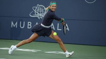 Victoria Azarenka devuelve una bola a Anna Blinkova durante su partido de segunda ronda del Mubadala Silicon Valley Classic en el Spartan Tennis Complex de San José, California.