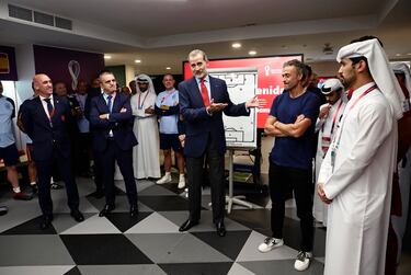 Su majestad el Rey Felipe VI en el vestuario de la Selección  al finalizar el partido acompañado por Rubiales, José Manuel Franco y Luis Enrique.