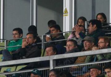 David Pizarro, el gran fichaje del fútbol chileno este semestre, observó atento el empate de Wanderers ante San Marcos.