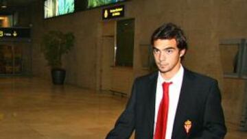 <b>PLÁCIDO ATERRIZAJE. </b>Gregory y De las Cuevas, dos de los futbolistas más importantes del Sporting de Gijón , ayer en Los Rodeos.