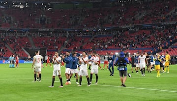 Los jugadores del Sevilla saludando a su afición.