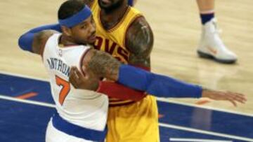 Carmelo Anthony trata de cerrar la linea de pase sobre LeBron James.