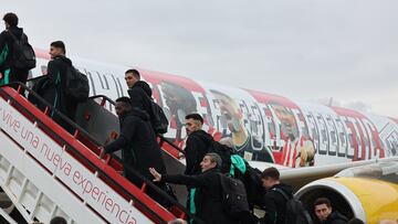 LOIU (BIZKAIA), 10/12/2024.- El entrenador del Athletic, Ernesto Valverde junto a sus jugadores suben al avión customizado con el equipo donde el equipo bilbaíno visita al Fenerbahçe de Mourinho en el Sükrü Saraçoglu, tras desplazase a Turquía en el avión personalizado que estrena en este viaje, decidido a continuar con la espléndida racha en la está, una tacada de cinco victorias consecutivas y once partidos sin perder entre Liga y Liga Europa. EFE/ Luis Tejido