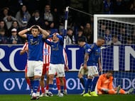 Santiago Colombatto, Thiago Fernández reaccionan tras fallar una ocasión de gol.