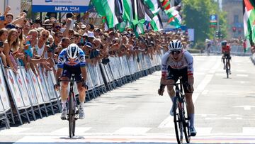 DONOSTI , 10/08/2024.- El corredor suizo del UAE Marc Hirschi (d) celebra tras imponerse en la Clásica San Sebastián en un apretado esprint final sobre el gran animador de la carrera, el francés Julian Alaphilippe (i), que ha sido quien ha roto la carrera en el último puerto de la jornada. EFE/ Javi Colmenero