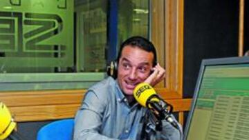 <b>TRANQUILIDAD. </b>José Luis Oltra explicó a Juan Carlos Castañeda en los micrófonos de la SER dónde vio los males del equipo en Mallorca.