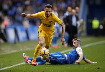 Luisinho trata de parar a Saúl.