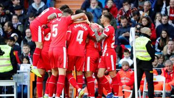 GRAF8901. MADRID, 17/02/2019.- Los jugadores del Girona celebran el primer gol conseguido ante el Real Madrid, durante el partido correspondiente a la vigesimocuarta jornada de Liga, que ambos equipos disputan en el estadio Santiago Bernab&eacute;u. EFE/Z