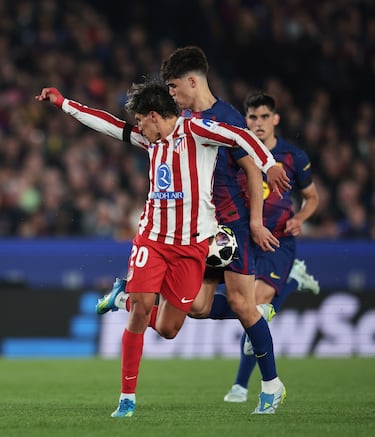 Julián Álvarez pone el balón al espacio para Giuliano y el '5' del Barcelona traba al jugador colchonero en la frontal.