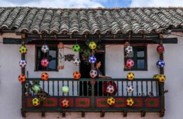 Balones colgados de los balcones, la estatua de un balón en la plaza del pueblo, un museo del balón, 20 fábricas de balones... está claro de qué vive el pequeño pueblo colombiano de Monguí.