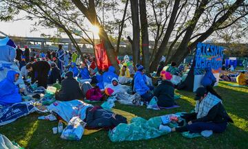 Un grupo de participantes esperan la hora de salida del Maratón de Nueva York.