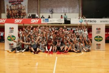 Foto de familia de los Cleveland Cavaliers con los niños brasileños participantes en el programa NBA Cares.