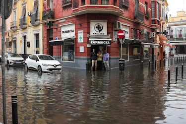 Calles anegadas de agua tras las lluvias torrenciales en la jornada de hoy en Sevilla.