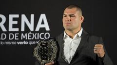 Ca&iacute;n Vel&aacute;squez posa con el campeonato MUndial Pesado de la UFC