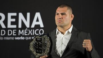 Ca&iacute;n Vel&aacute;squez posa con el campeonato MUndial Pesado de la UFC