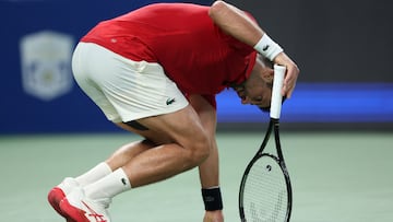 Novak Djokovic, abatido durante su partido contra Valentin Vacherot en Shanghái.
