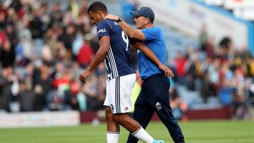 Salom&oacute;n Rond&oacute;n al finalizar un partido del West Brom junto a Tony Pulis.