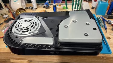 Un técnico abre una PS5 para repararla y se encuentra una sorpresa desagradable: “Es una asquerosidad, no la voy a arreglar”