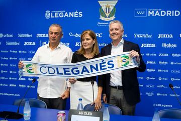 Felipe Moreno y Victoria Pavón (antiguos dueños del Leganés) y Jeff Luhnow, de Blue Crow Sports y nuevo presidente del club. 
