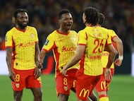 Jugadores del Lens celebran el gol de la victoria sobre el Toulouse en la liga francesa.