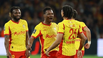 Jugadores del Lens celebran el gol de la victoria sobre el Toulouse en la liga francesa.