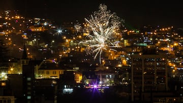 Valparaiso, 01 de Enero de 2023.
Celebración de año nuevo en distintos cerros de valparaiso con fuegos artificiales.
Cristobal Basaure/Aton Chile