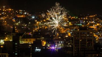 Valparaiso, 01 de Enero de 2023.
Celebración de año nuevo en distintos cerros de valparaiso con fuegos artificiales.
Cristobal Basaure/Aton Chile