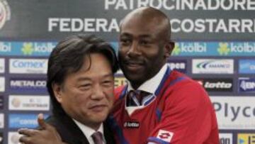 El presidente de la Federación de Fútbol de Costa Rica, Eduardo Li, abraza a Paulo Cesar Wanchope.