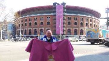 SIGUEN LOS TOROS EN CATALU&Ntilde;A. To&ntilde;&iacute;n El Torero mostr&oacute; su pasi&oacute;n taurina junto a la antigua Plaza Monumental de Barcelona.