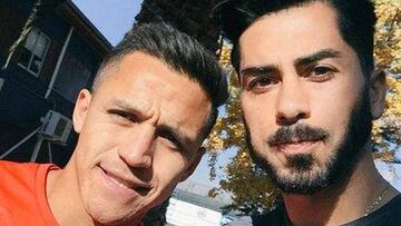 Johnny Herrera se saca una foto con Alexis Sánchez.