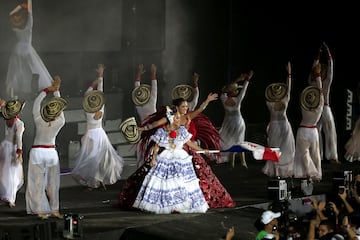 A las 8 de la noche comenzó la clausura de las justas que estuvo marcada por tres aspectos. La entrega de la próxima edición de los Juegos a Panamá que será la próxima sede, la muestra del Carnaval de Barranquilla y el concierto de Silvestre Dangond.