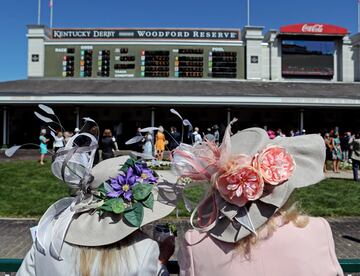 Aficionados a la h¨ªpica en el Churchill Downs de Kentucky durante la Kentucky Oaks.