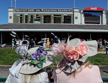 Aficionados a la hípica en el Churchill Downs de Kentucky durante la Kentucky Oaks.