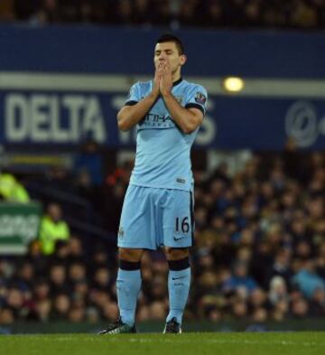 Sergio Agüero se lamenta tras una ocasión perdida.