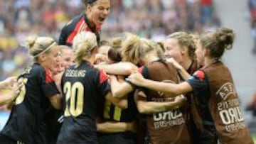 Las alemanas celebran la victoria en la final ante Noruega.