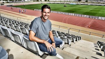 Adri&aacute;n Gonz&aacute;lez posa para AS en el Ciudad de M&aacute;laga.