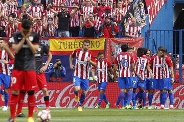 Fernando Torres celebra con sus compañeros el segundo gol del partido.