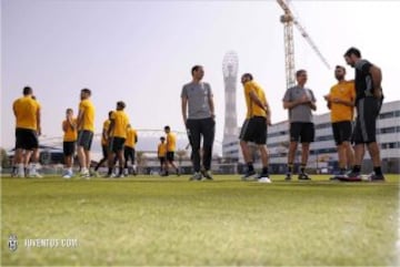 Con la visita de Xavi, Cuadrado ya entrena con la Juve en Qatar