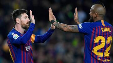 Arturo Vidal se felicita con Messi tras el gol del argentino.