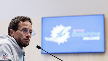 MADRID, 12/11/2025.- El entrenador principal de los Miami Dolphins, Mike McDaniel, en rueda de prensa antes de su enfrentamiento ante los Washington Commanders, el próximo domingo en el estadio Santiago Bernabéu. EFE/ SERGIO PEREZ