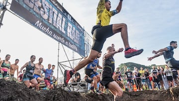 Atletas saltando un obstáculo durante la Bestial Race Gran Canaria 2022.