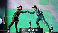 Hamilton y Aonso se saludan en el podio del GP de Australia.