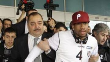 <b>CAOS. </b>Allen Iverson tuvo que salir escoltado del aeropuerto.