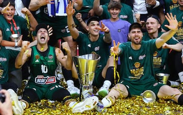 Juancho Hernangómez celebra con sus compañeros del Panathianikos la Euroliga.