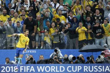 Neymar celebra su tanto frente a Paraguay