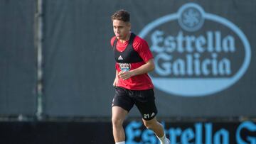 Emre Mor conduce el balón durante un entrenamiento del Celta en A Madroa.