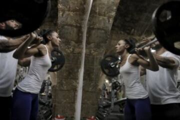 Anoush Belian con su entrenador Basil Saed en un gimnasio de la Ciudad Vieja de Jerusalén. 