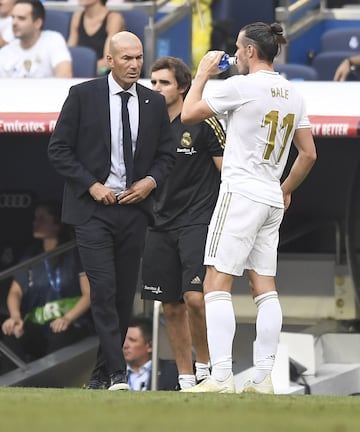 El entrenador del Real Madrid, Zidane, observa a su jugador Gareth Bale. 