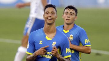 Las Palmas se lleva con justicia el primer derbi sin público