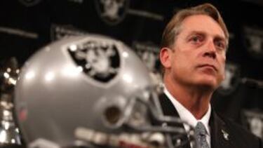 Jack del Río en su presentación como entrenador de los Oakland Raiders.